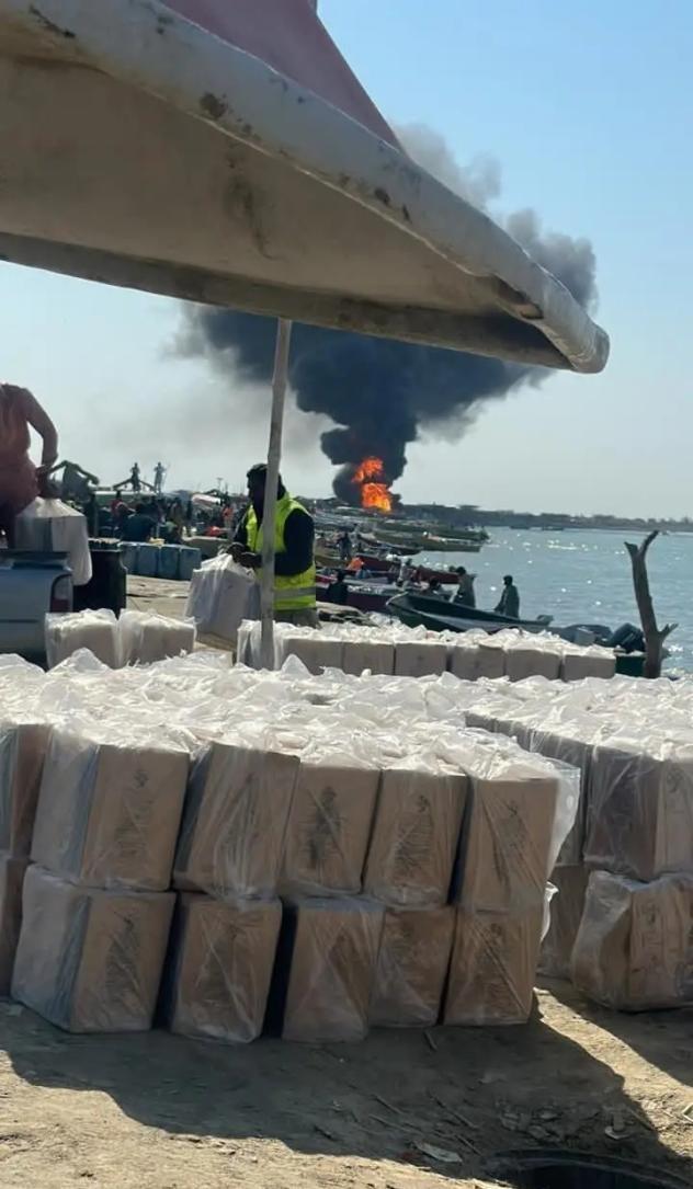 外媒：巴基斯坦瓜达尔港突发大火，多艘船只军舰或被焚毁