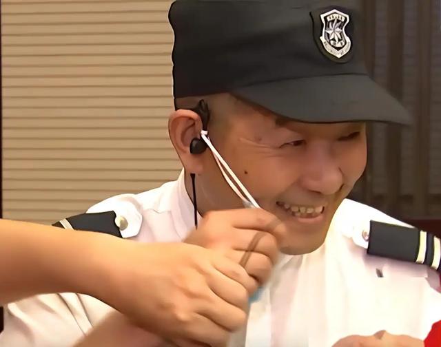 49岁大姐相亲惊现床友!床上竟然藏男人,真的只是租床位吗?