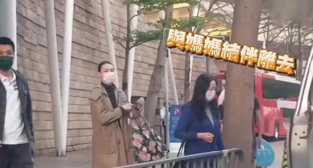 梁洛施罕见和妈妈同框,梁妈妈状态年轻,颜值气质不输女儿