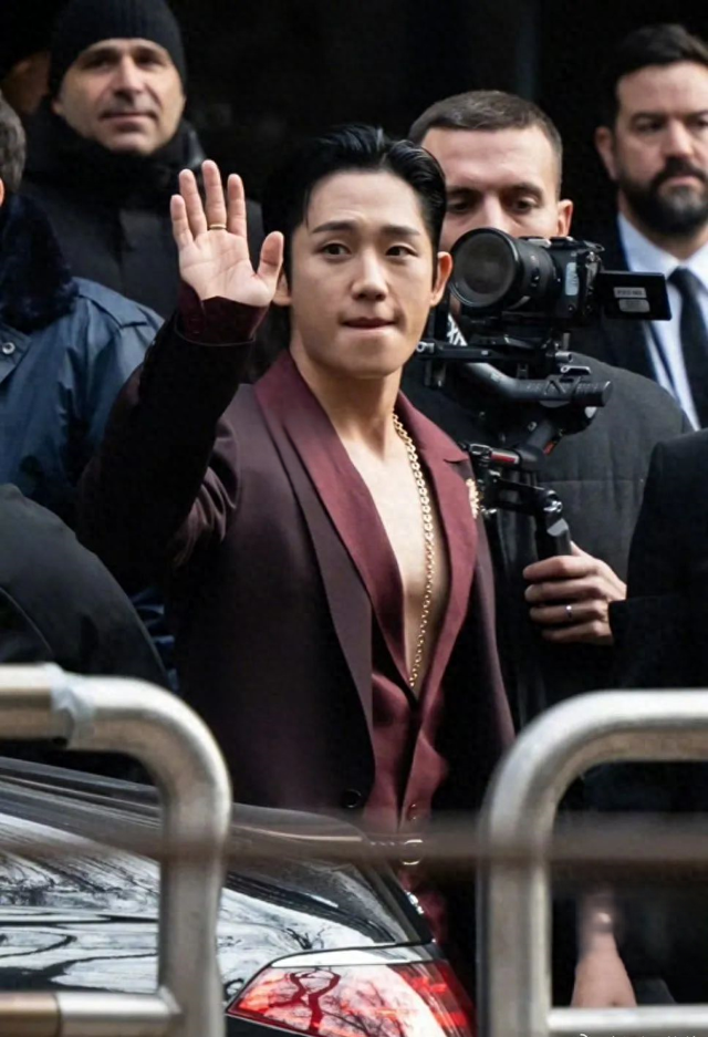 丁海寅的风格转变：从清爽男神到成熟魅力，引发的争议与思考