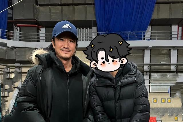 吴京春节拜访朋友，与李连杰等武术界大咖重逢，师父吴斌坐C位