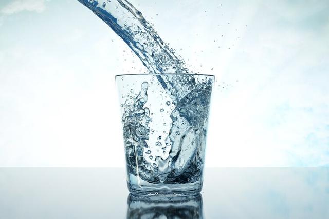 被曝晒过的瓶装水，会变成毒水？用杯子喝水，听听这3点建议