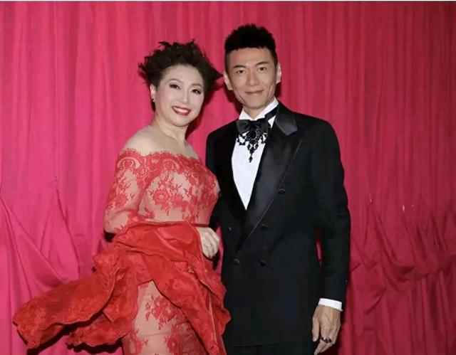 江华老婆被质疑碰瓷天王，称其为“徒弟”，网友称其不配蹭流量