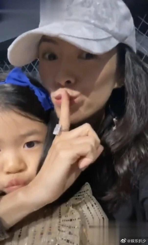 鲍家街43号20年后再聚首，章子怡抱女儿看汪峰彩排，大钻戒抢眼