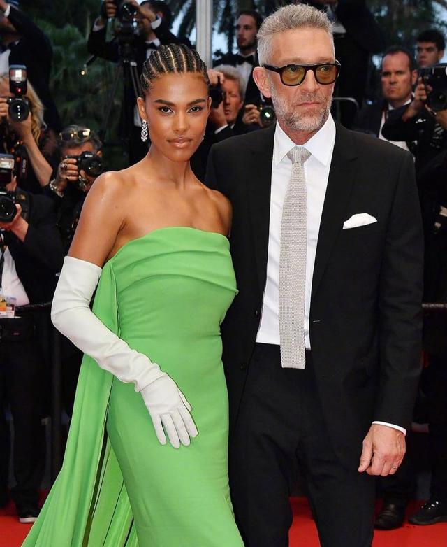 “球花”莫妮卡55岁前夫携娇妻闪耀戛纳！25岁爱妻穿绿裙，太惊艳