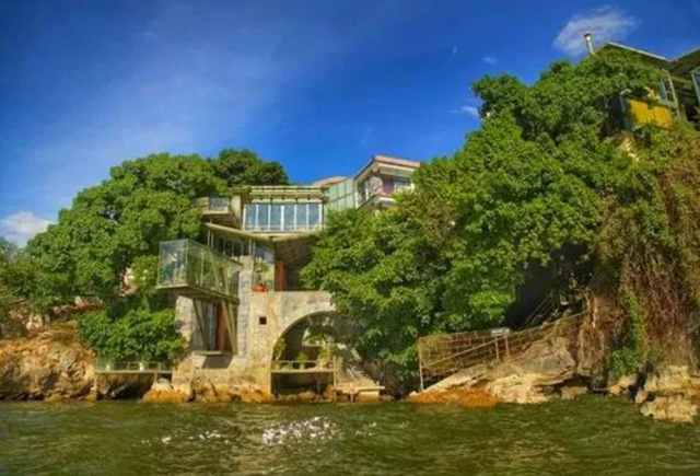 杨丽萍的太阳宫,以前淡季一晚4000元,如今参观要100元买杯咖啡