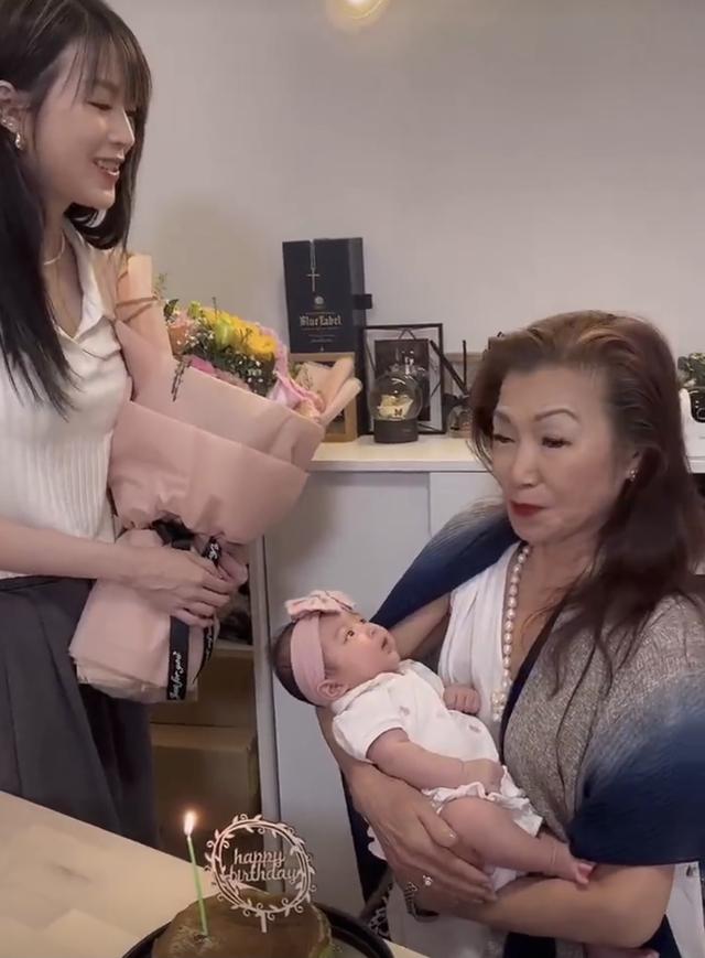 知名港星连诗雅为母亲庆祝生日！寿星驻颜有术，三代同堂太温馨