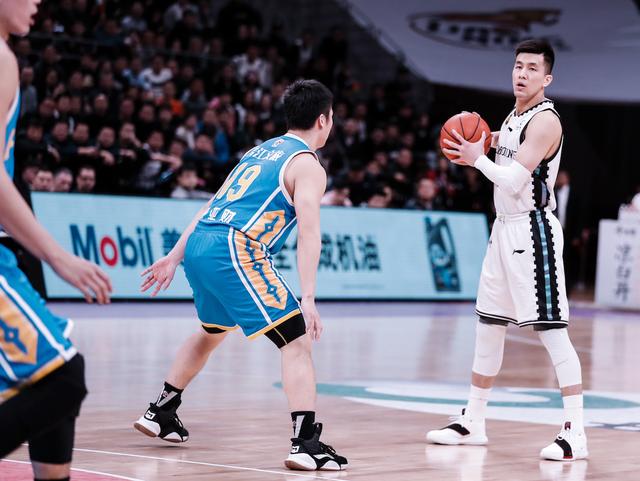 萌妹子被郭艾伦用球疯狂砸头，网友：太过分了吧