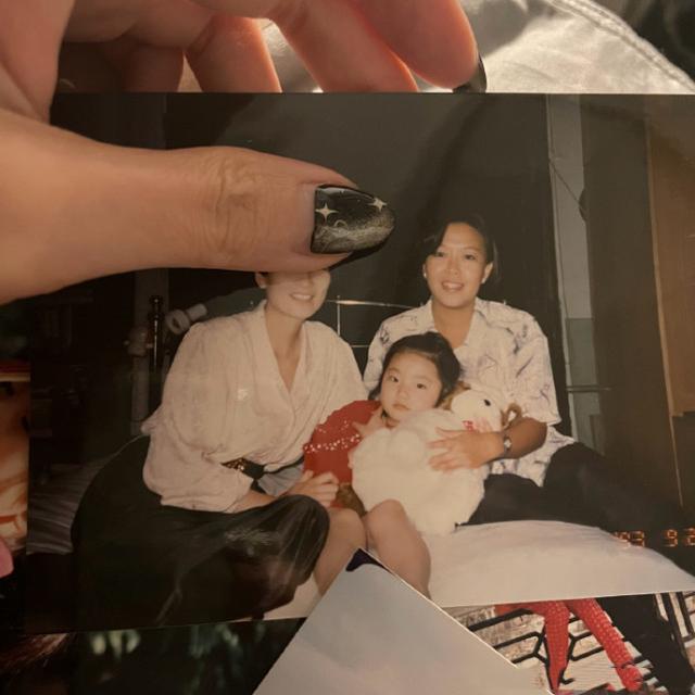 周扬青罕晒儿时与爸妈合影，直面整容争议：从小到大长得毫无关联