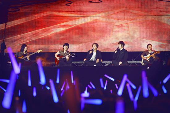 罗志祥当嘉宾却被五月天打趣 逗乐万名观众