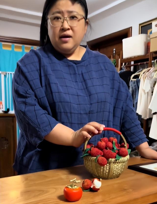 铁兜和胡老师：靠“谎报”价格吸粉500万，真实身份曝光不简单？