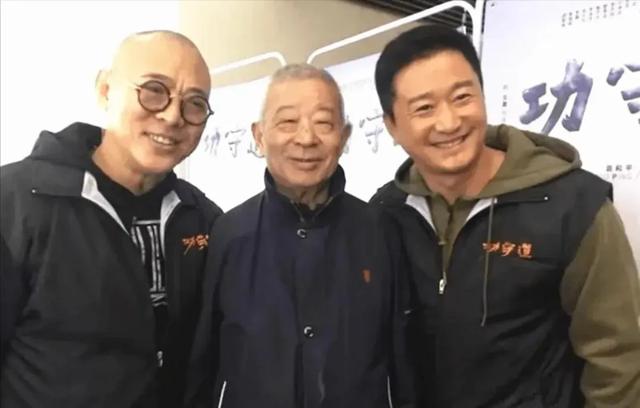 吴京春节拜访朋友，与李连杰等武术界大咖重逢，师父吴斌坐C位