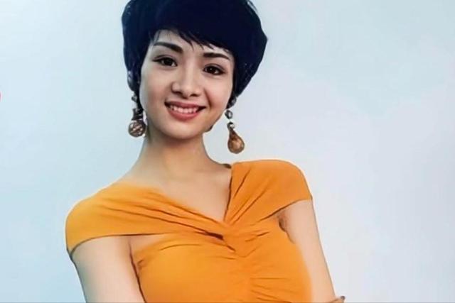 58岁叶子楣请明星朋友吃大餐，穿着青花瓷裙子，整个人瘦到显病态