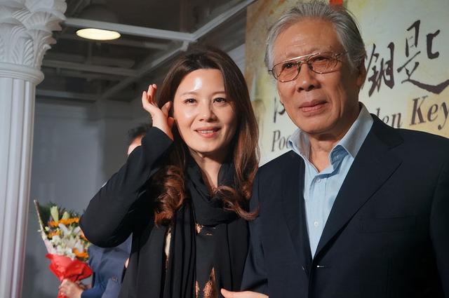 头发花白，衣服全是洞，88岁烟不离手的焦晃，早已走上另一条大道