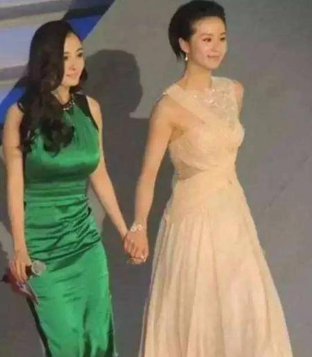 杨幂侧面照曝光,凹凸有致大秀事业线,驼背改善,女神气质猛增