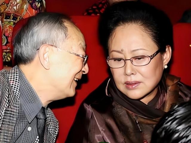 74岁斯琴高娃近况：瑞士老公已去世，她垂垂老矣，与儿子冰释前嫌