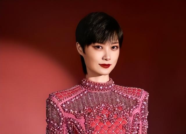 被杨坤怒批不会唱歌，毫无背景却被江苏卫视捧20年，李宇春凭什么