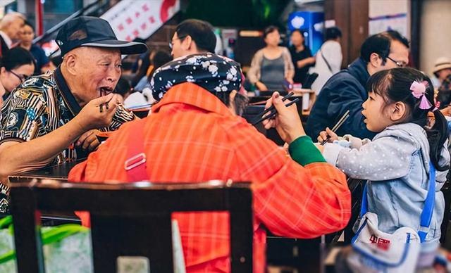 公公照看儿媳不避嫌，故意盯着儿媳哺乳谁不是掀起衣服喂奶？