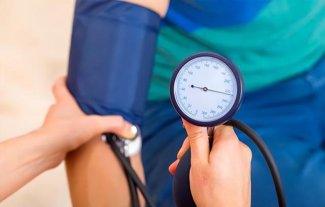 北京一大妈坚持泡脚，半夜突发猝死离世，医生无奈：2习惯不重视