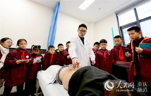 重庆：百名“小华佗”学中医庆佳节