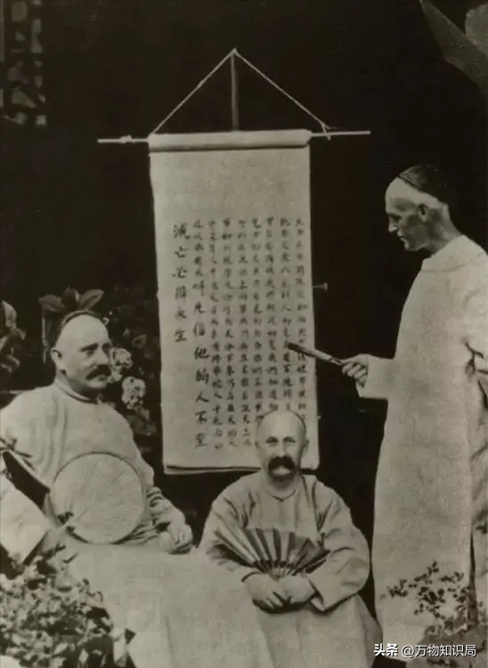 晚清老照片：男男女女挤在一起打麻将，囚徒感觉丢脸躲避镜头