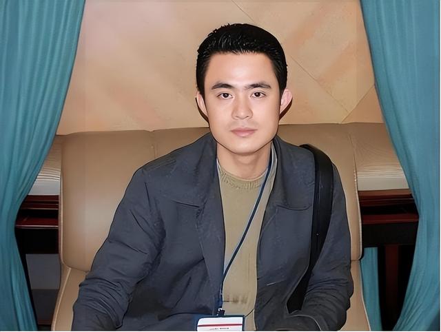 53岁杨钰莹现状：住深圳豪宅，穿碎花裙皮肤光滑，在自家楼顶种菜