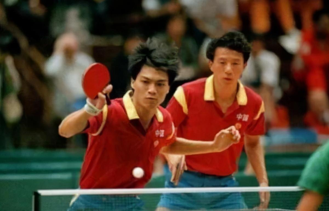 25岁退役的广东乒乓男神,妻子是百花影后,一家四口都颜值超高