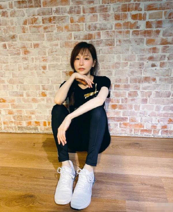 38岁王心凌晒健身美照，四肢瘦成杆蚂蚁腰吸睛，笑容僵硬脸显老