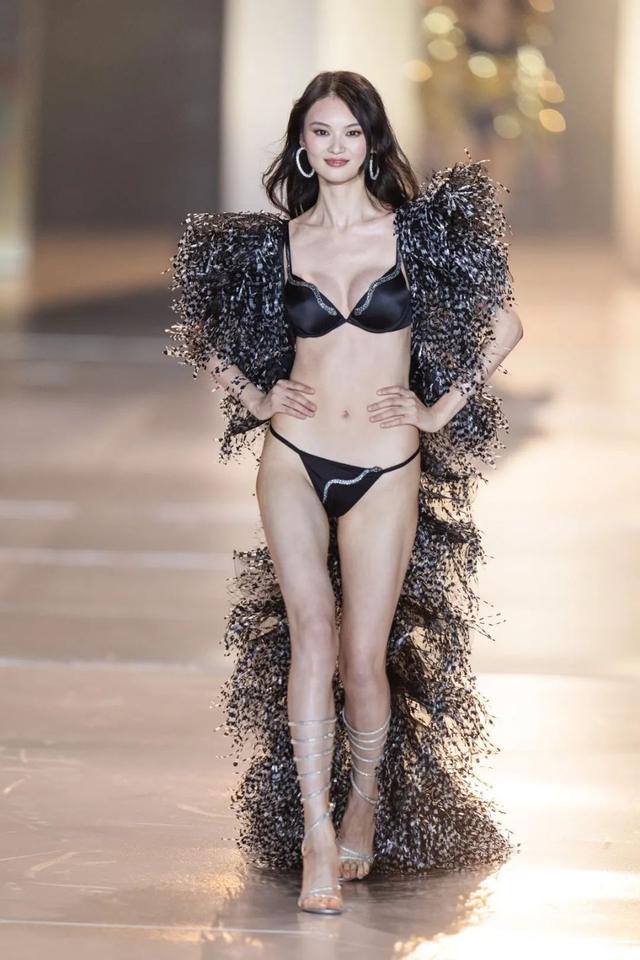 维秘大秀五年后回归！36岁刘雯第8次登台，东方气质美出高级感