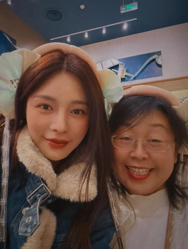 沈梦辰杜海涛带父母玩环球影城，梦辰美炸天，海涛瘦了眼睛变大了