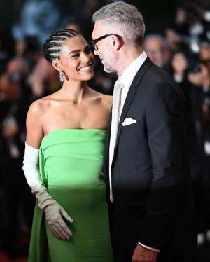 莫妮卡贝鲁奇老公(“球花”莫妮卡55岁前夫携娇妻闪耀戛纳25岁爱妻穿绿裙，太惊艳)