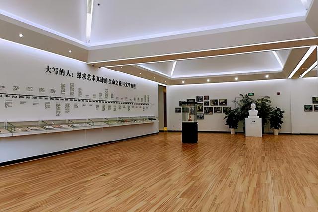 今天是他的生日,曾写下名句“你站在桥上看风景……”卞之琳,从故乡到他乡