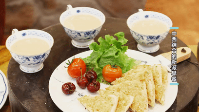 虾多士、手摇奶茶、火腿玉米浓汤...中西结合的新派早餐快学起来