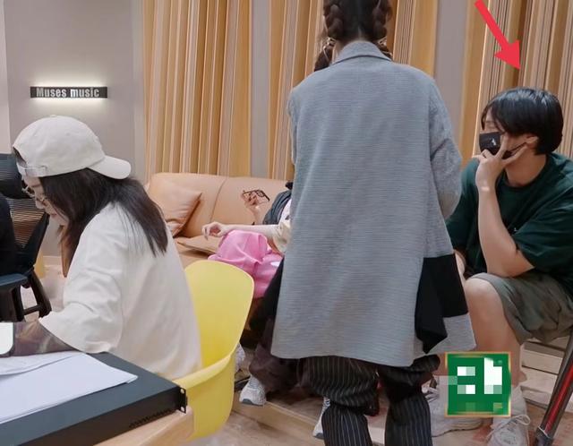 齐溪王传君认爱后首度同框！男方低调现身浪姐3，甜蜜陪伴好恩爱