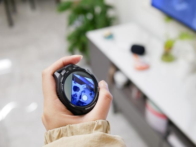 双摄像头可拍照，64GB+触摸屏的手表你见过吗？Jeep黑骑士评测