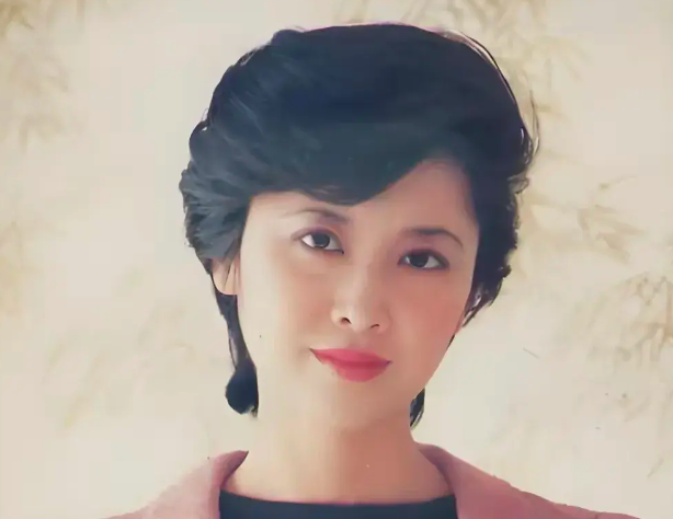 朱琳：嫁给圈外丈夫，结婚43年无儿无女，72岁风采依旧