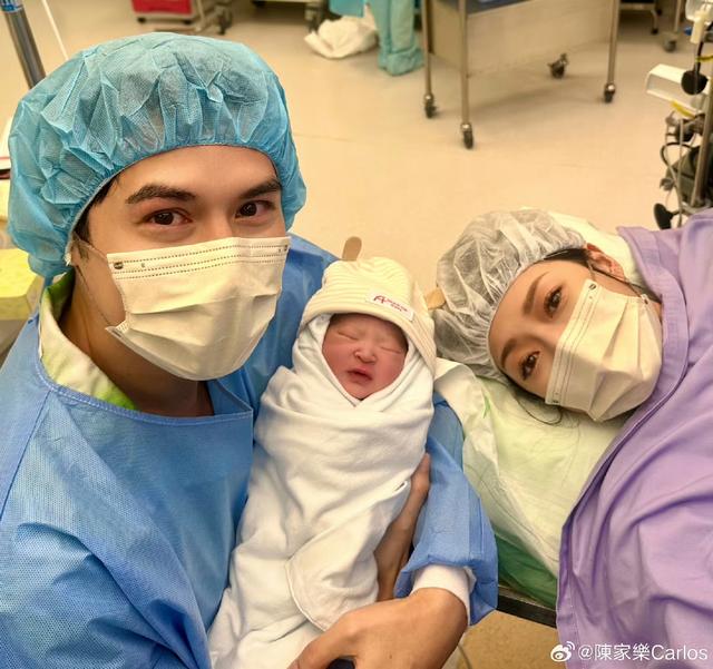 知名港星连诗雅为母亲庆祝生日！寿星驻颜有术，三代同堂太温馨