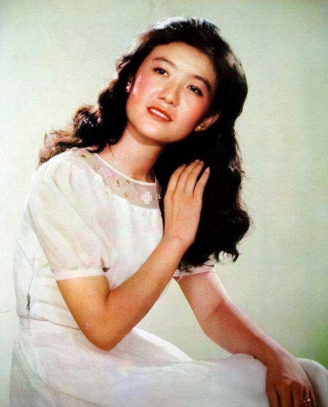 央视春晚主持人李小玢:红极一时的她两婚两离,儿子支持她找老伴