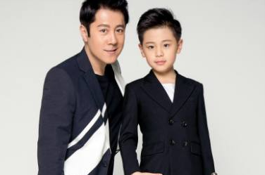 蔡国庆父子合唱电影推广曲，10岁儿子精致帅气，私下还是个大学霸