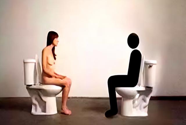 为什么女厕所总是排长队，她们上厕所时在干嘛？不只是生理原因