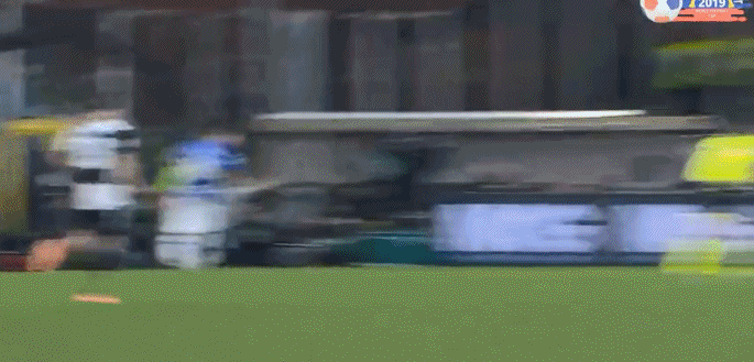 “老将”C罗再进灌篮式头球，“纯头球技术”可否超越历代轰炸机