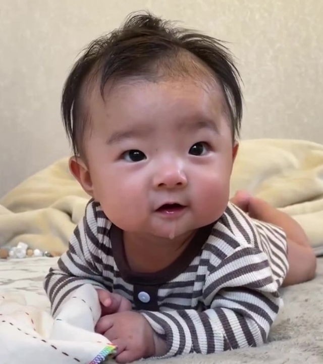 恭喜！23岁原岛大地宣布当爸，23岁妻子诞下儿子，父子长相相似