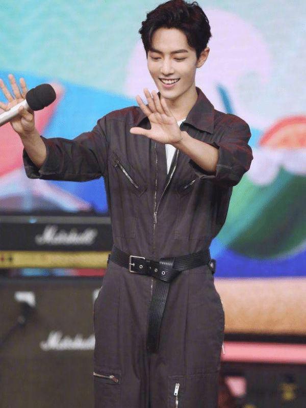 肖战到底有多瘦?当他和85斤的宋祖儿站一起时,这小细腰我酸了