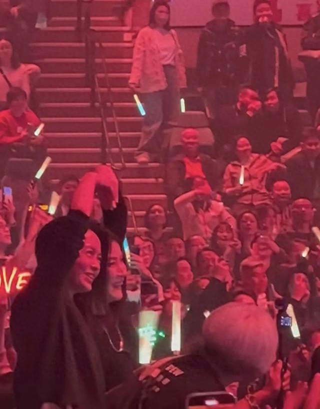 52岁陈慧琳、48岁梁咏琪现身刘德华演唱会，网友：这么多年了还是没变