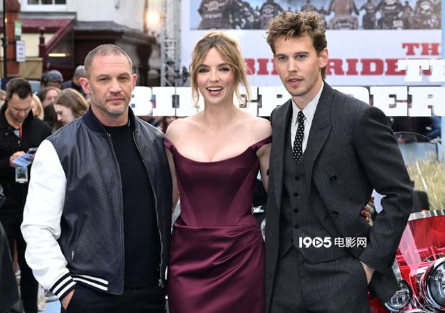 《摩托骑士》伦敦首映礼 汤老师、表舅热情相拥