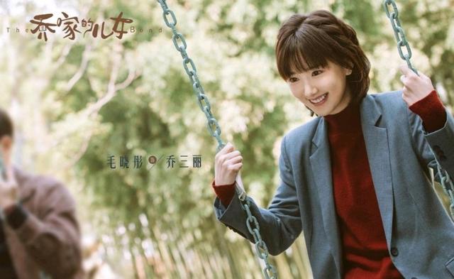 33岁毛晓彤晒杀青照，头发凌乱满身是泥，紧身裤显长腿上下一般粗