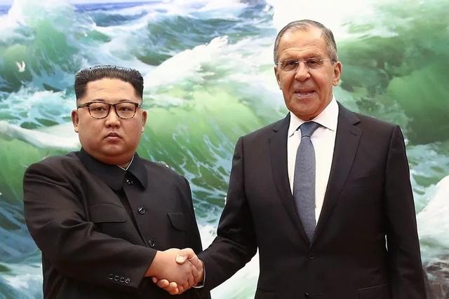 俄乌前线激战正酣，俄防长绍伊古突然飞抵朝鲜，“搬救兵”去了？