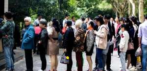 女洗手间(为什么女厕所总是排长队，她们上厕所时在干嘛？不只是生理原因)