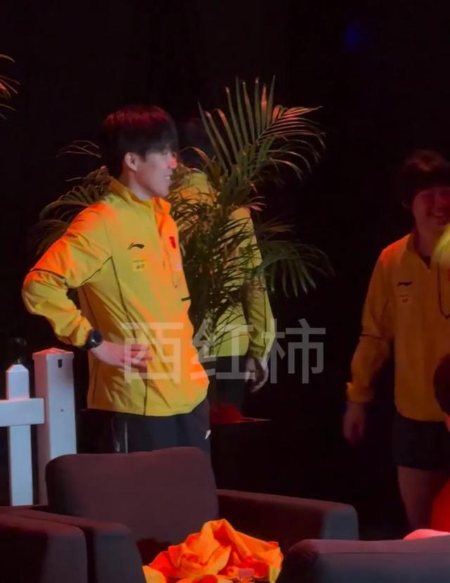 大头主动和蒯曼握手，恭喜她获得了亚军