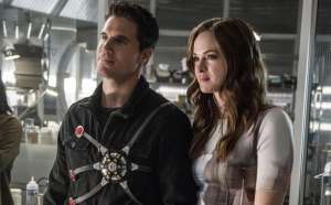 冰霜杀手(闪电侠：老情侣新面貌，死亡风暴、冰霜杀手造型曝光)